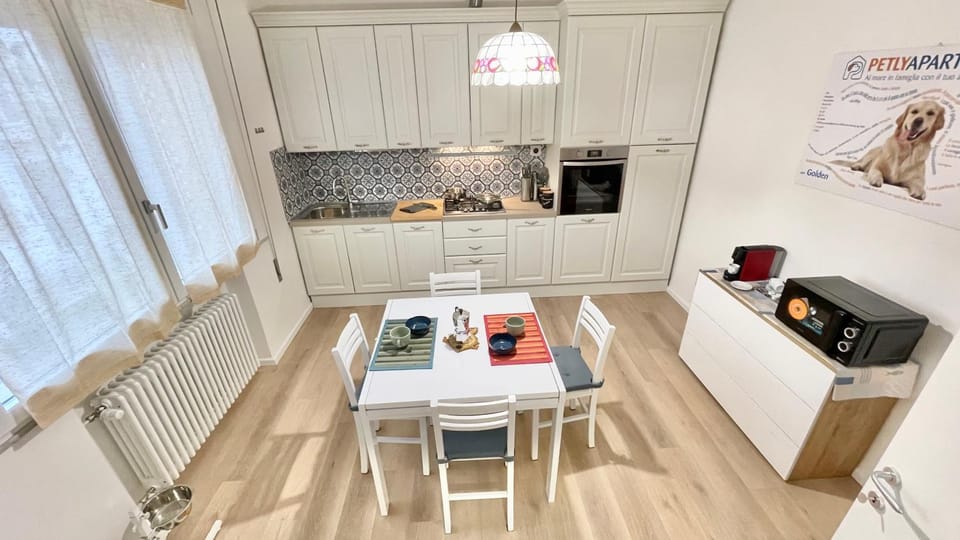 Kitchen or kitchenette, Dining area, oven, pet friendly, stove