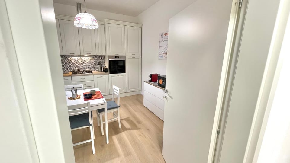 Kitchen or kitchenette, Dining area, oven, stove