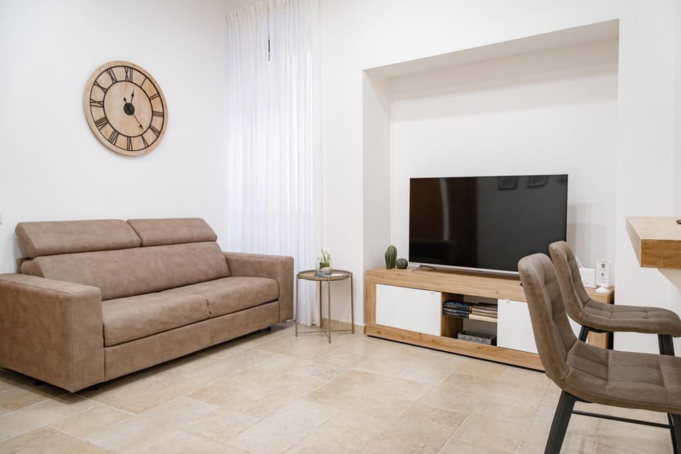 TV and multimedia, Living room, Seating area, Evening entertainment