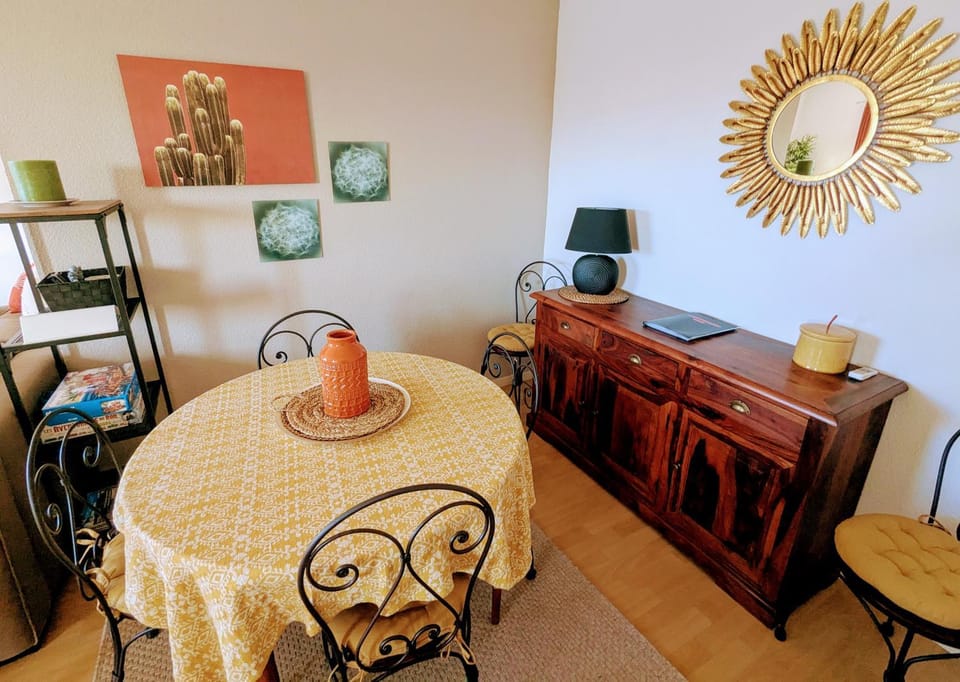 Living room, Seating area, Dining area