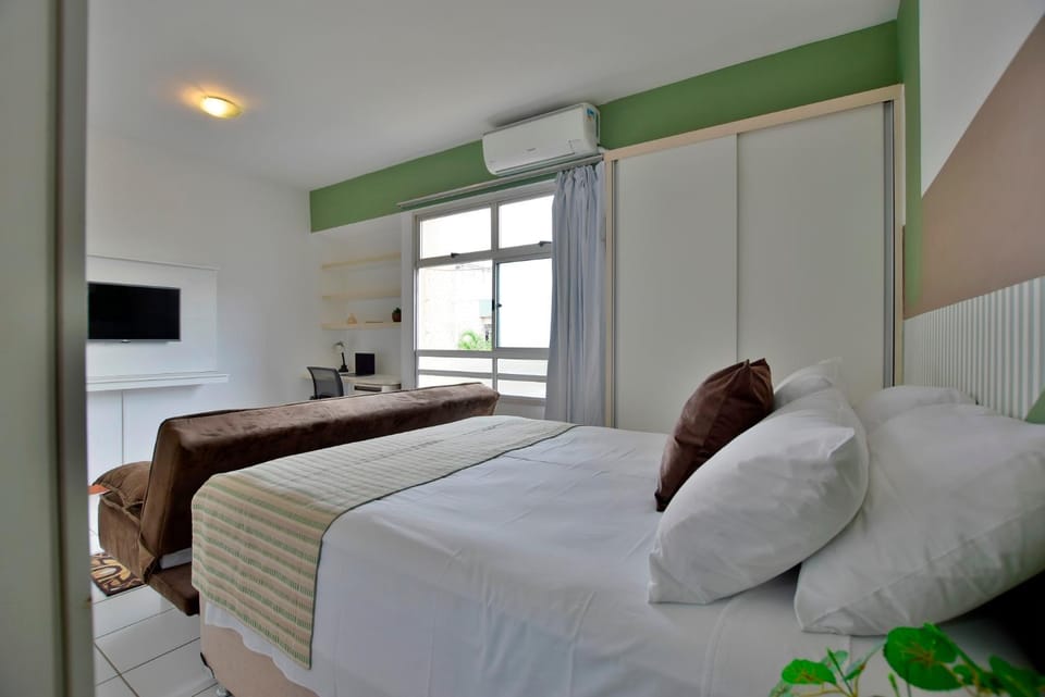 Bed, TV and multimedia, Photo of the whole room, Bedroom, wardrobe, air conditioner