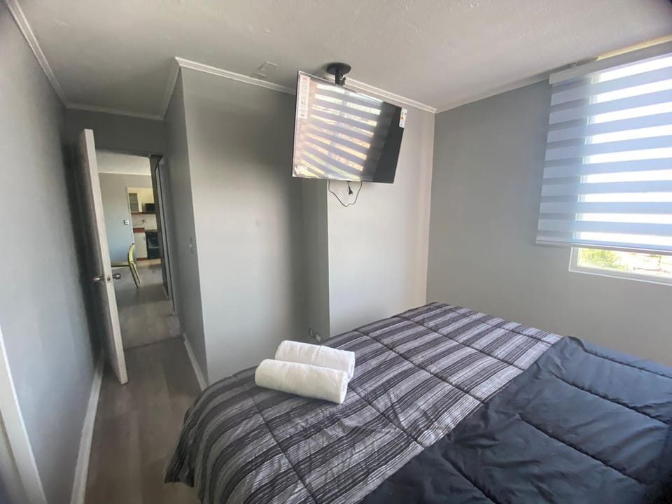 Bed, TV and multimedia, Photo of the whole room, Bedroom, towels