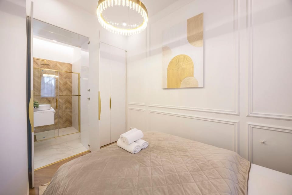 Shower, Bed, Bathroom, Photo of the whole room, Bedroom, towels