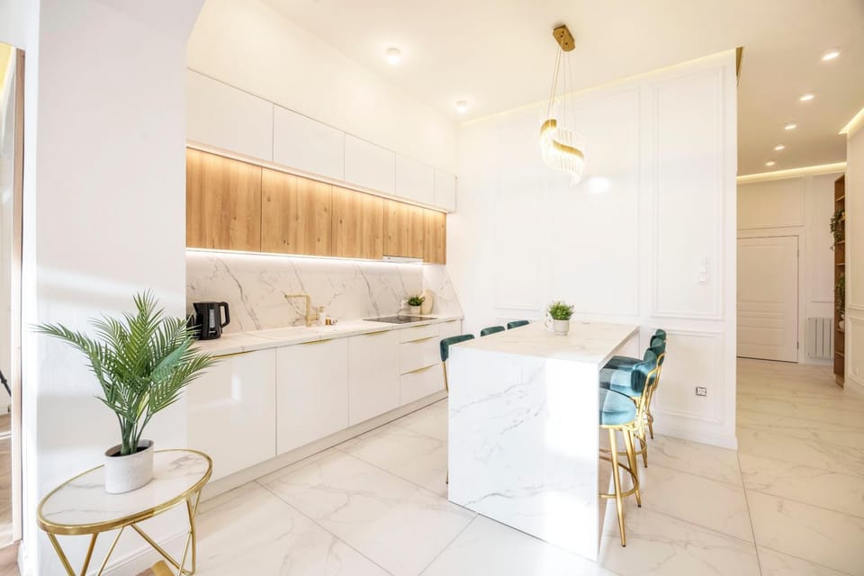 Kitchen or kitchenette, microwave, oven, stove