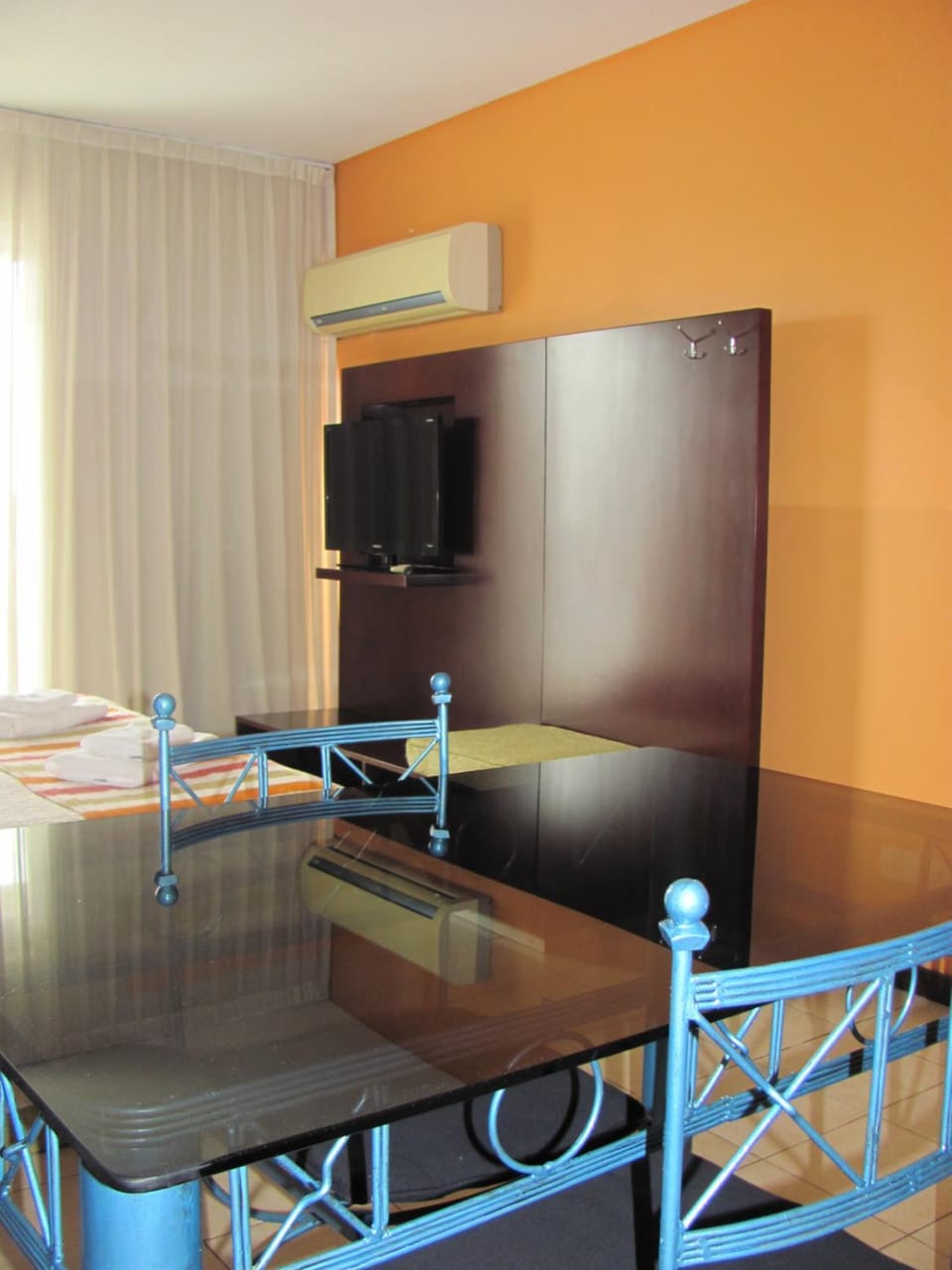 TV and multimedia, Kitchen or kitchenette, Living room, Seating area, Dining area, air conditioner