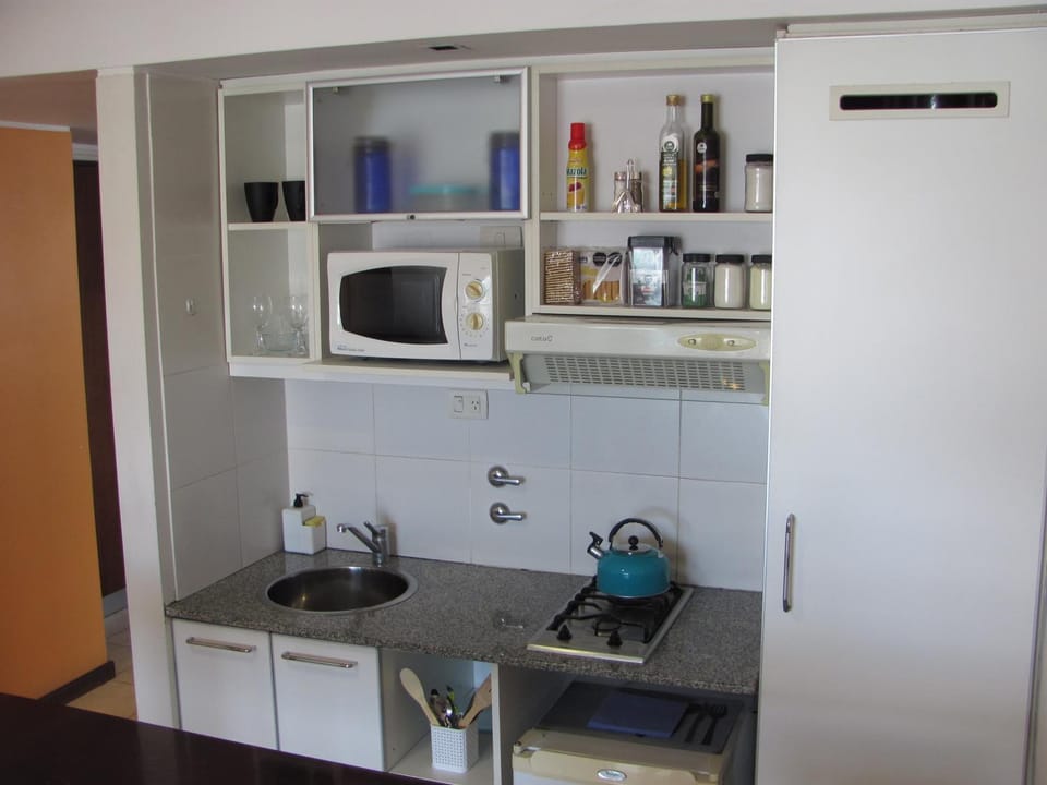 Coffee/tea facilities, Kitchen or kitchenette, stove