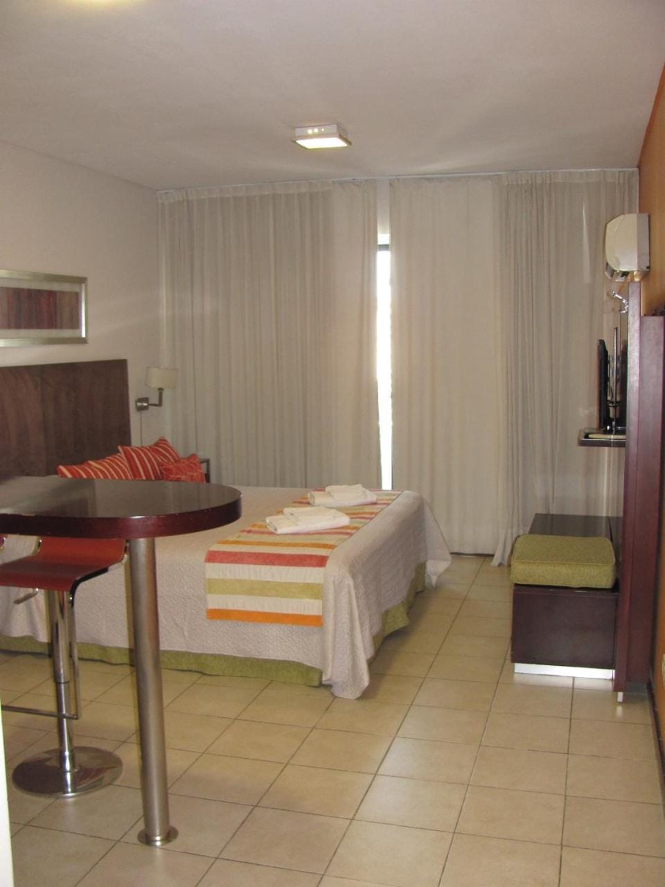 Bed, TV and multimedia, Photo of the whole room, Bedroom, air conditioner