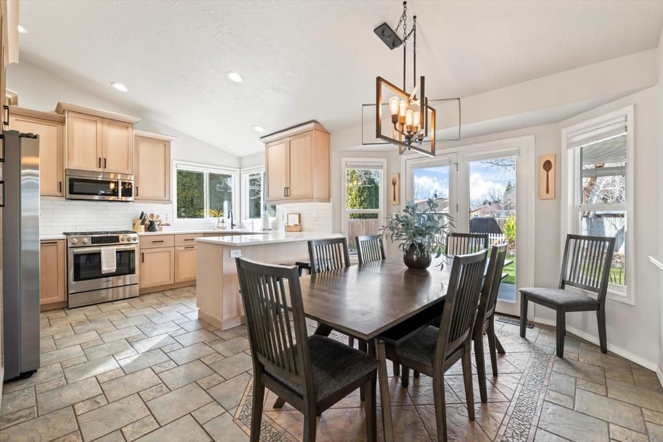Dining area, kitchen
