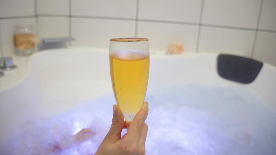 Balnéo dans cadre enchanteur Love hotel in Auvergne-Rhône-Alpes