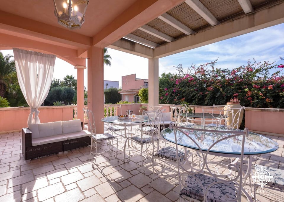 Patio, Day, Garden, Balcony/Terrace, Seating area, Dining area, Garden view