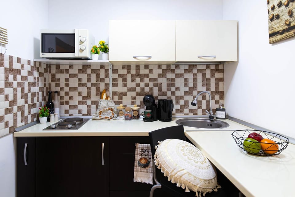 Coffee/tea facilities, Kitchen or kitchenette, Food and drinks, Dining area, stove