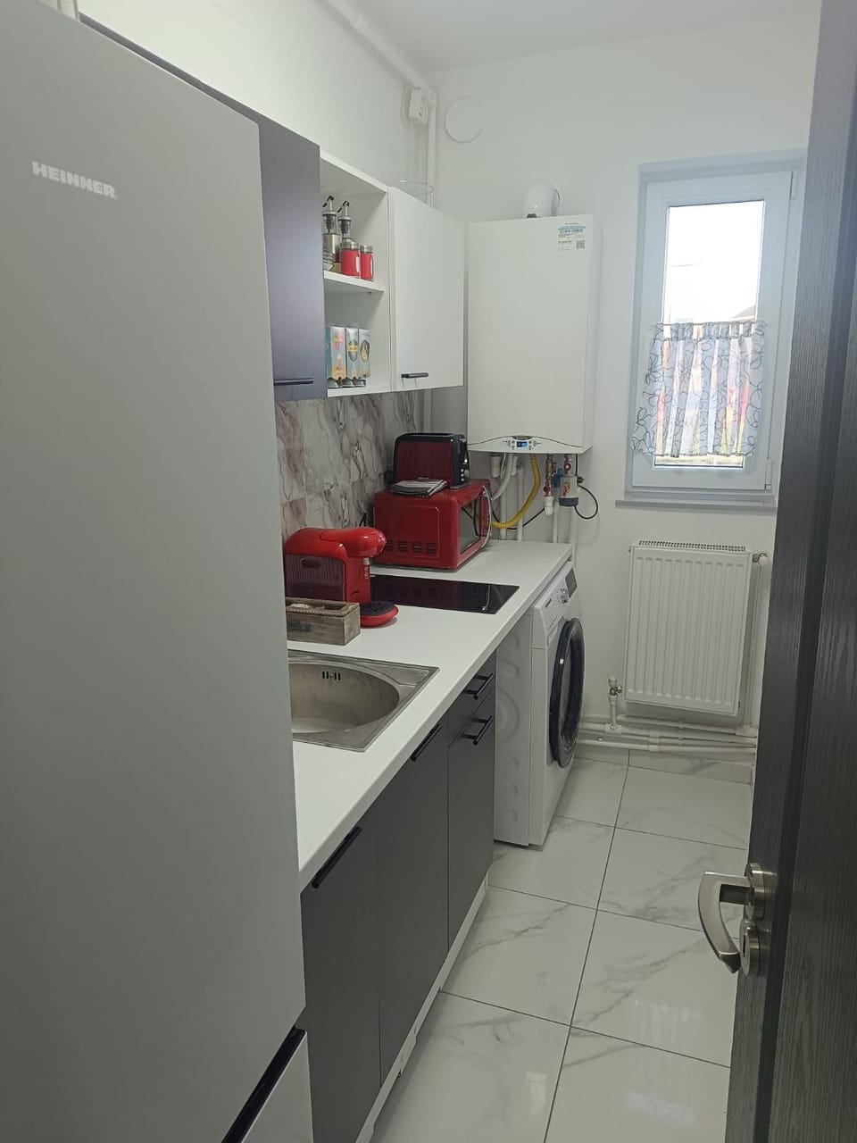 Kitchen or kitchenette, stove, washing machine, dryer