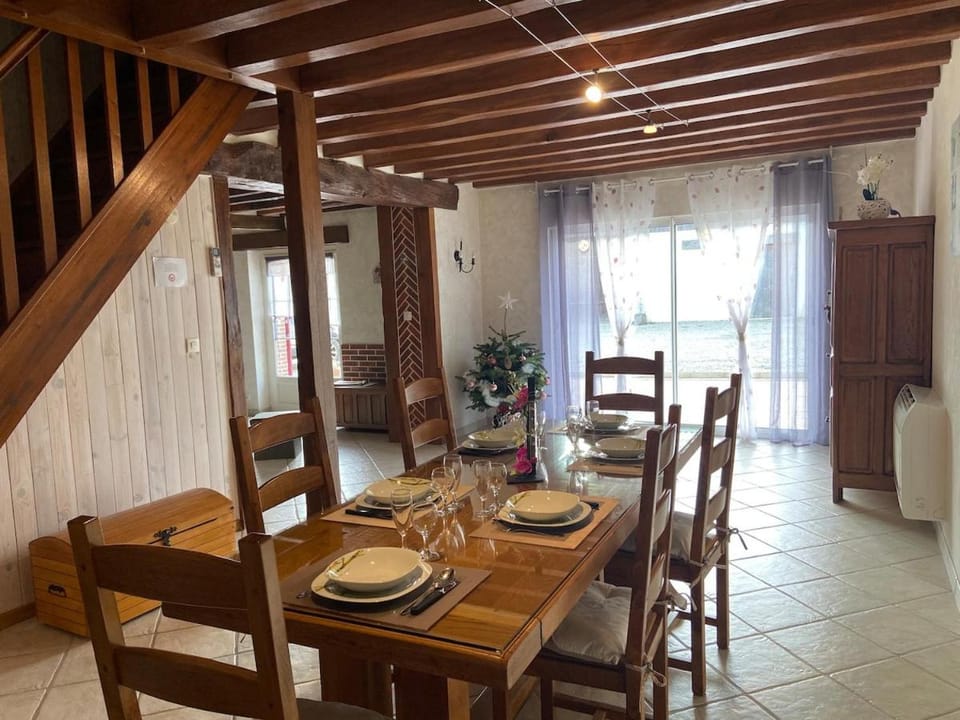 Dining area, Garden view, fireplace