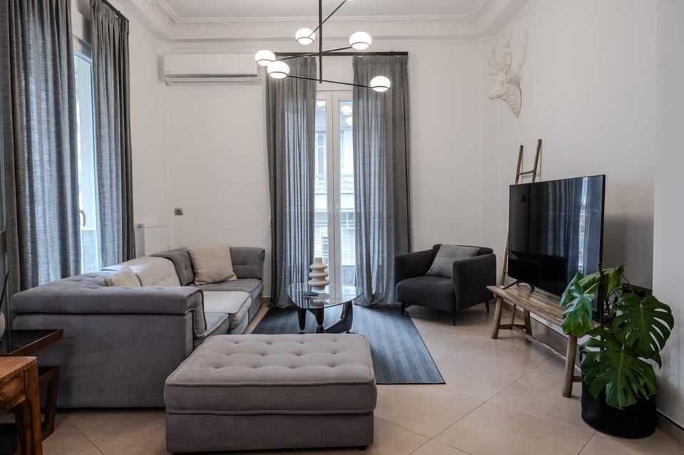 TV and multimedia, Living room, Seating area, Evening entertainment, air conditioner