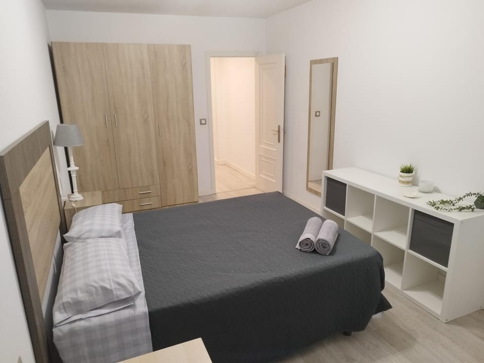 Bedroom, towels, wardrobe