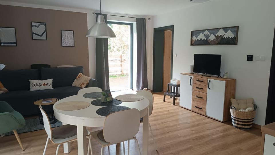 Communal lounge/ TV room, TV and multimedia, Living room, Seating area, Dining area
