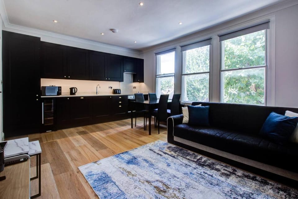 Coffee/tea facilities, Kitchen or kitchenette, Seating area, Dining area