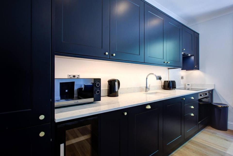 Coffee/tea facilities, stove, toaster, kitchen
