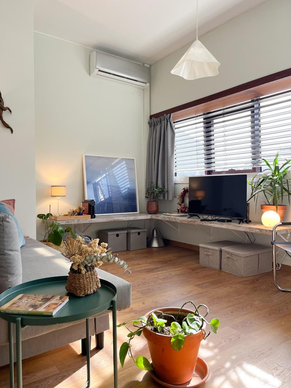 TV and multimedia, Living room, Seating area, Evening entertainment, air conditioner