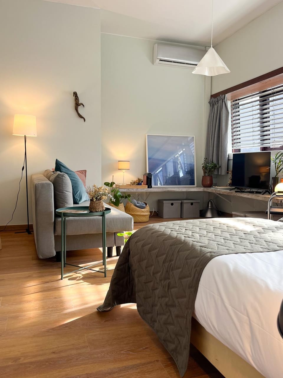 Bed, TV and multimedia, Living room, Photo of the whole room, Seating area, Evening entertainment, Bedroom