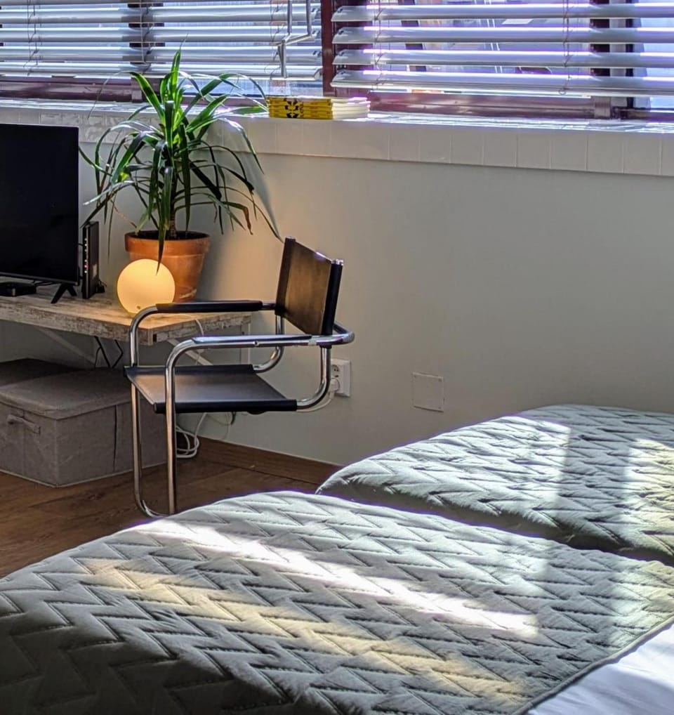 Bed, TV and multimedia, Living room, Seating area, Bedroom