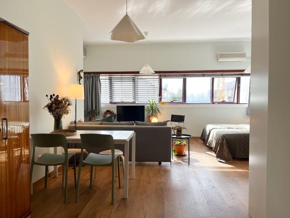 Bed, Living room, Photo of the whole room, Seating area, Dining area, air conditioner