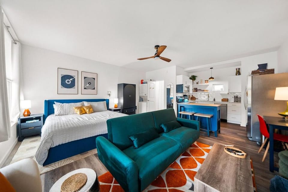 Bed, Kitchen or kitchenette, Living room, Photo of the whole room, Seating area, Dining area