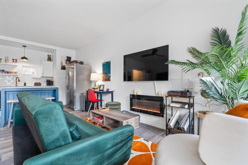 TV and multimedia, Kitchen or kitchenette, Living room, Seating area