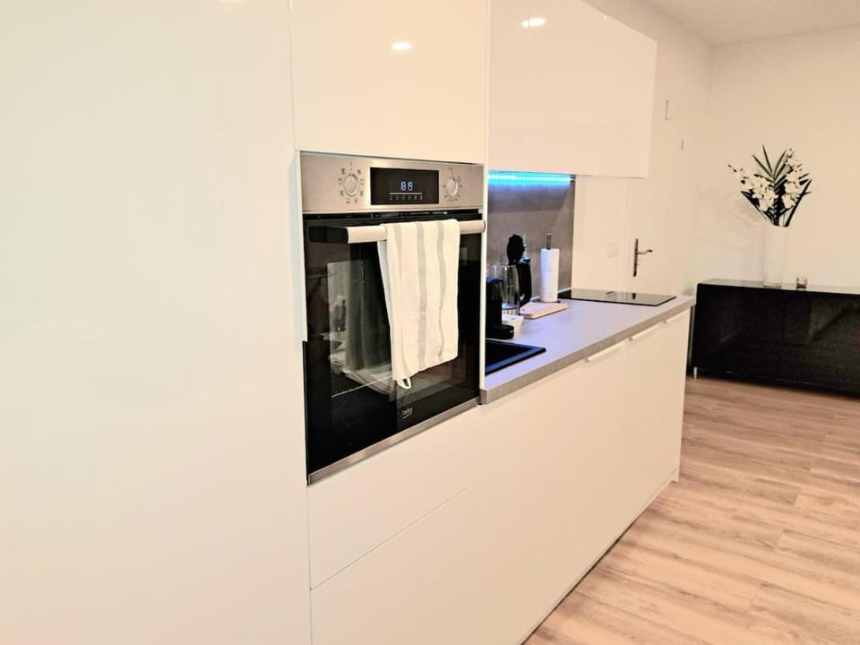 Coffee/tea facilities, Kitchen or kitchenette, oven, stove