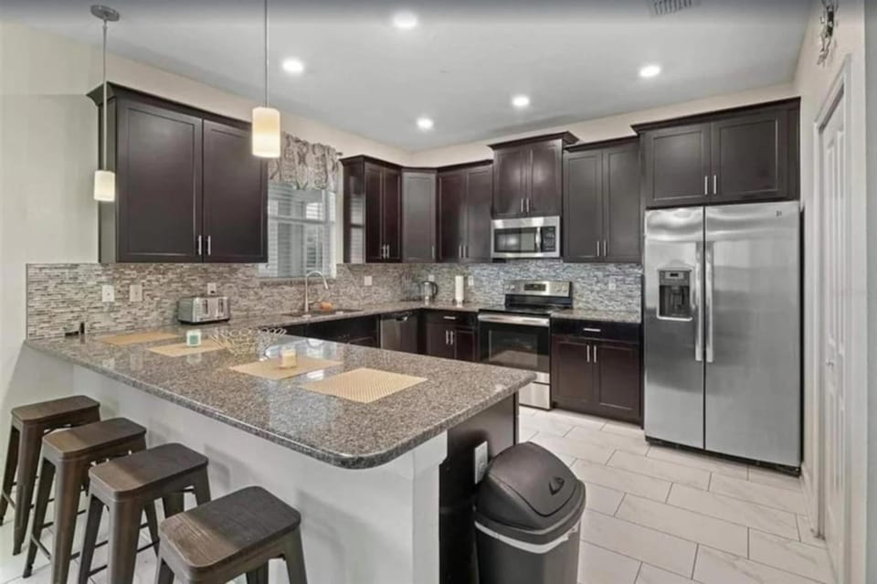 Coffee/tea facilities, Kitchen or kitchenette, Dining area, dishwasher, oven, stove, toaster