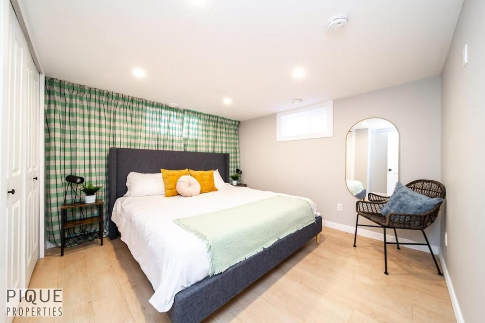 Park Life Escape-King Beds-Sleeps 10-Pet Friendly Apartment in Edmonton