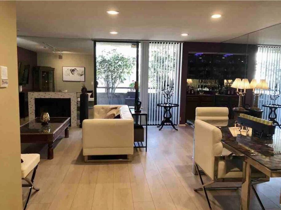 Best Location West LA Spacious condo with hottub Apartment in Westwood