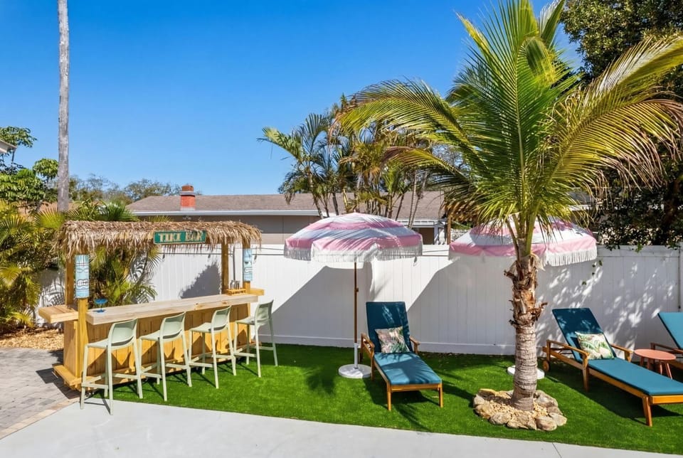 4 Br Oasis Pool Tiki Hut Hot Tub Ping Pong Arcade House in Seminole