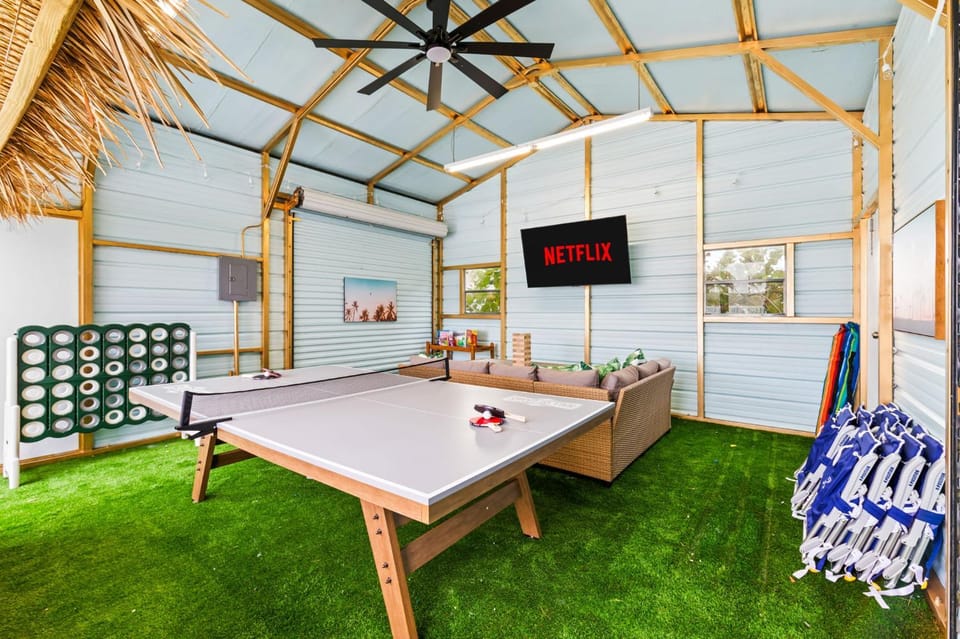 4 Br Oasis Pool Tiki Hut Hot Tub Ping Pong Arcade House in Seminole
