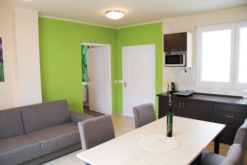 Communal lounge/ TV room, Kitchen or kitchenette, Family