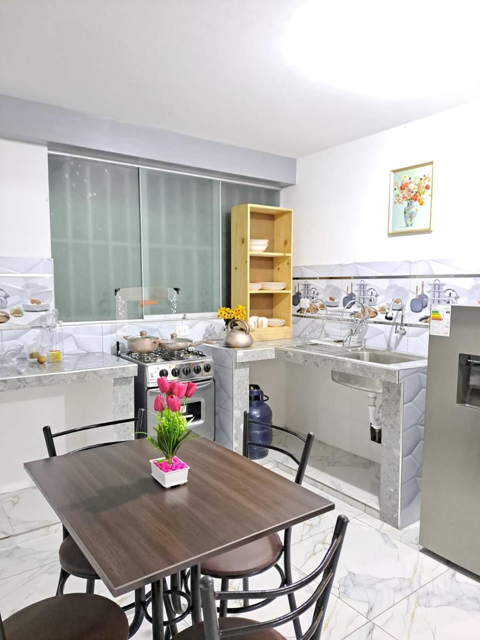 Kitchen or kitchenette, Food and drinks, Dining area, Food