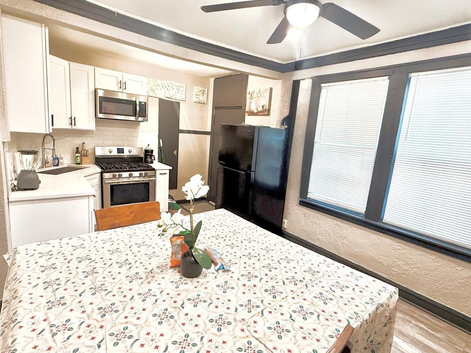 Kitchen or kitchenette, Dining area, oven, pet friendly, stove