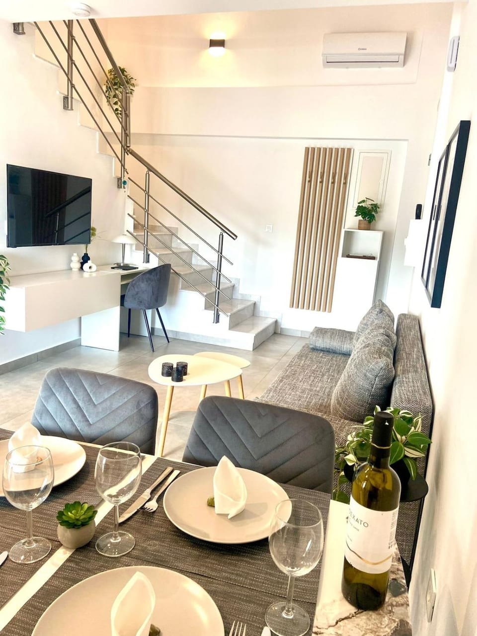 TV and multimedia, Living room, Seating area, Dining area, air conditioner