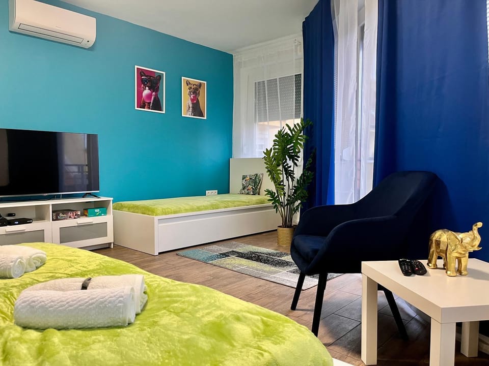 Communal lounge/ TV room, Bed, TV and multimedia, Living room, Photo of the whole room, Seating area, Bedroom, air conditioner