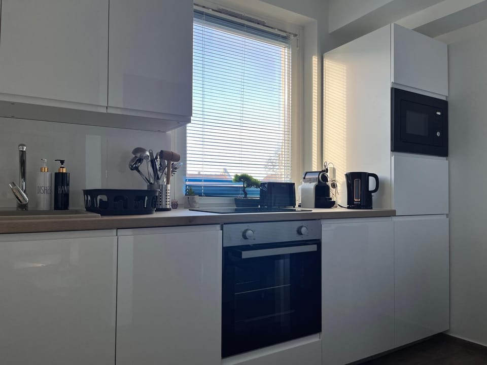 Coffee/tea facilities, dishwasher, oven, stove, toaster