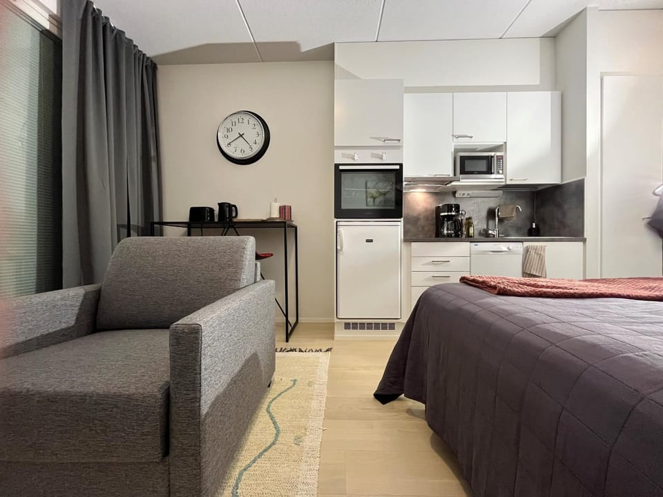 Bed, Coffee/tea facilities, Dining area, microwave, oven, kitchen
