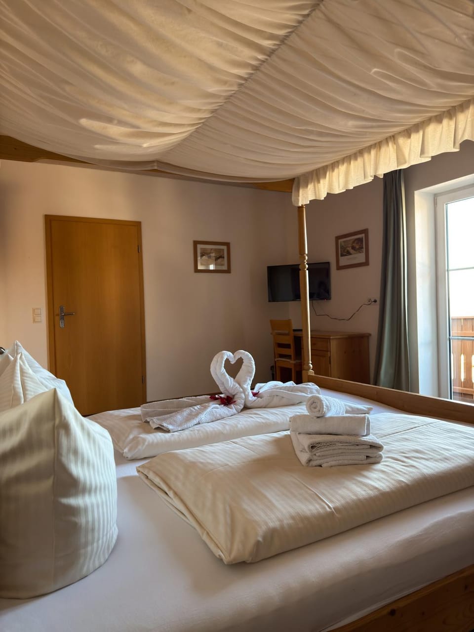 Bed, Photo of the whole room, Bedroom, towels