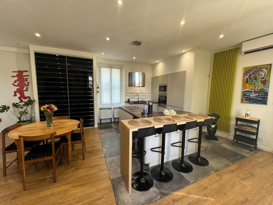 Kitchen or kitchenette, Living room, Seating area, Dining area