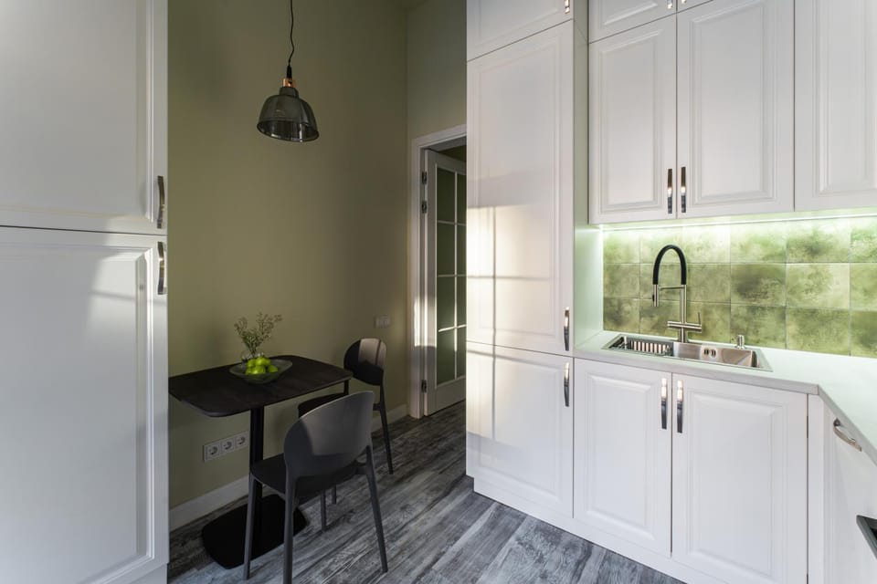 Kitchen or kitchenette, dishwasher, stove