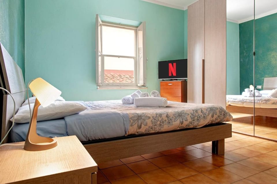 Bed, TV and multimedia, Photo of the whole room, Bedroom, towels