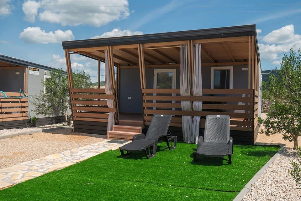 Property building, Patio, Facade/entrance, Area and facilities