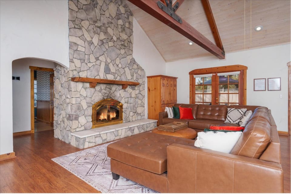 Cedar Creek Lodge with POOL/hot tub/sleeps 24 House in Sierra Nevada