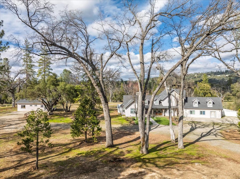 Cedar Creek Lodge with POOL/hot tub/sleeps 24 House in Sierra Nevada