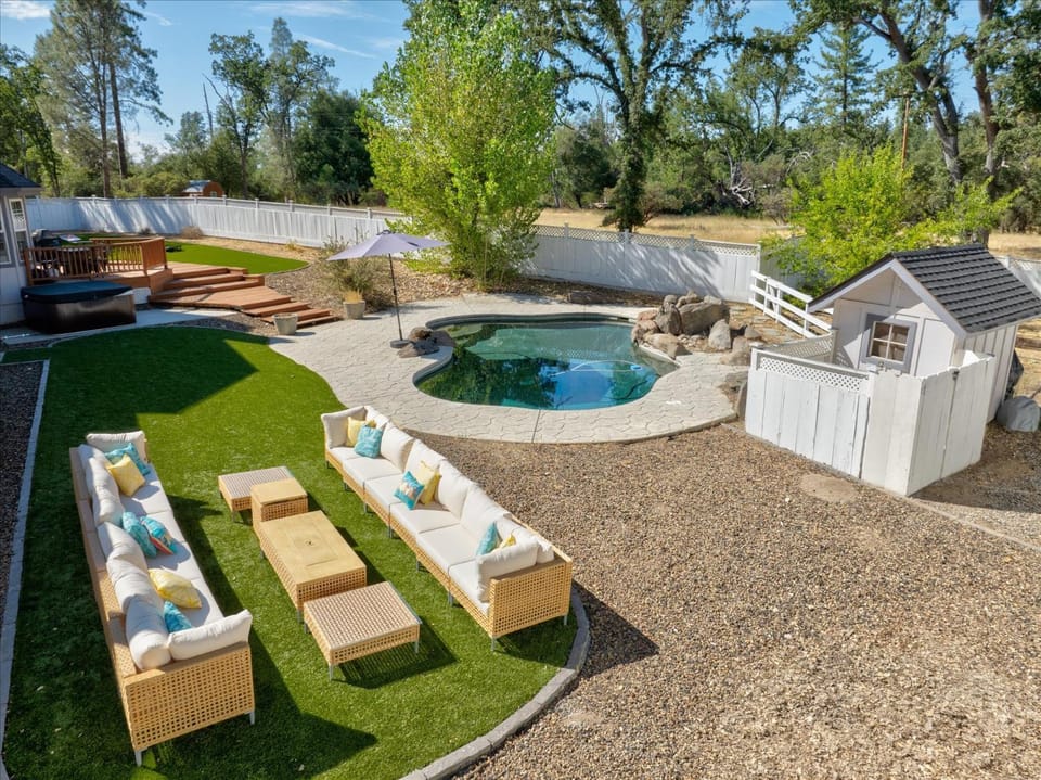 Cedar Creek Lodge with POOL/hot tub/sleeps 24 House in Sierra Nevada
