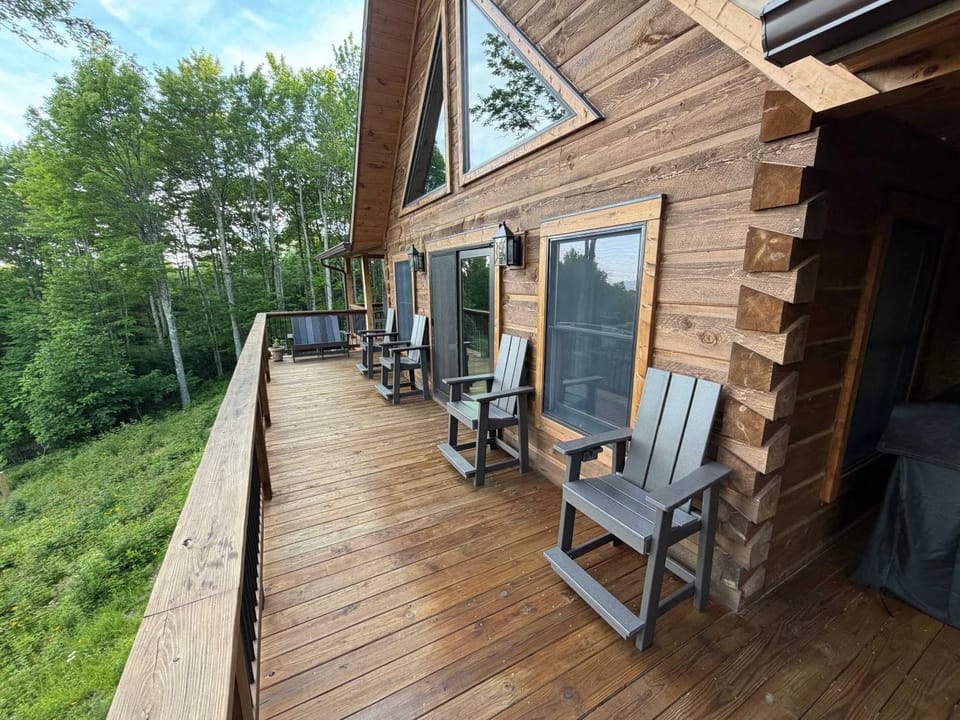 Shawnee Ridge Lodge House in Watauga